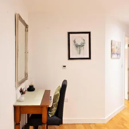 City Centre - 2 Bed With Private Deck شقة