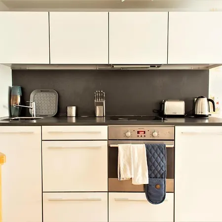 City Centre - 2 Bed With Private Deck شقة