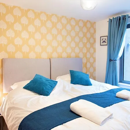 City Centre - 2 Bed With Private Deck شقة *